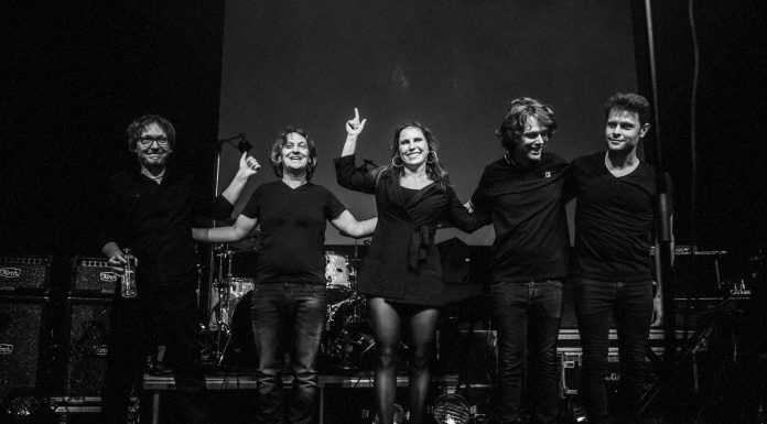 “Χρόνοι εμφάνισης για τις συναυλίες των The Gathering στην Ελλάδα.”