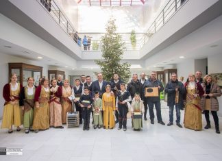 Χριστουγεννιάτικες Μελωδίες και κάλαντα στο Δημαρχείο – Ποια νησιώτικα κάλαντα ζήτησε ο δήμαρχος;