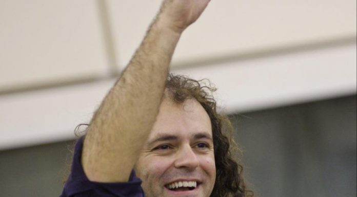 Ο Νίκος Πλατύραχος στη μουσική σκηνή Σφίγγα