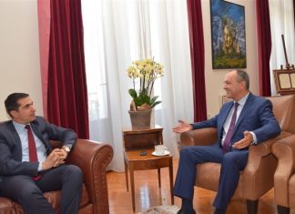 Θ. ΚΑΡΑΟΓΛΟΥ: “ΑΚΛΟΝΗΤΟΙ ΟΙ ΙΣΧΥΡΟΙ ΔΕΣΜΟΙ ΠΟΥ ΕΝΩΝΟΥΝ ΕΛΛΑΔΑ ΚΑΙ ΚΥΠΡΟ”