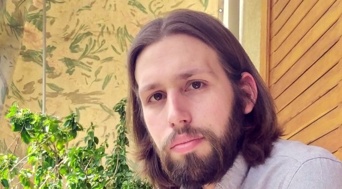 Χάρης Τσιρώνης: “…Λατρεύω το θέατρο, αυτή την πιο άμεση σχέση με τον θεατή”