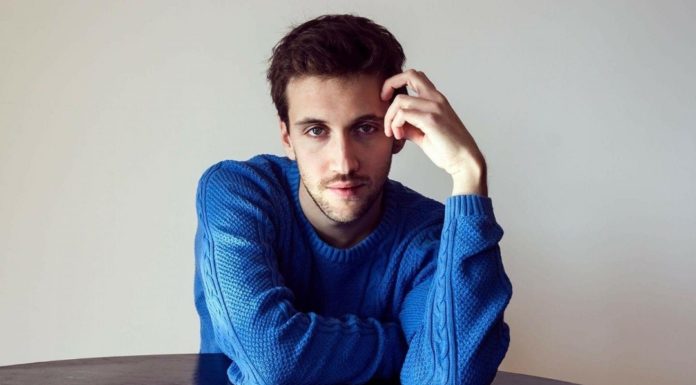 Δημήτρης Φουρλής: “Η άμεση επαφή με το κοινό και το ότι το θεατρικό καλλιτεχνικό προϊόν έχει μόνο παρόν είναι στοιχεία που με γοητεύουν”