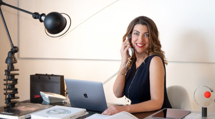 Μένια Κούλη: “Ο αγοραστής πρέπει πρώτα να μυηθεί, να αγαπήσει και να εκτιμήσει το έργο του καλλιτέχνη που θα ήθελε να κοσμεί το χώρο του. Να αντιληφθεί το συμβολισμό και το συναίσθημα που βγάζει το έργο”