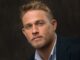 Charlie Hunnam “Χτυπήθηκε σοβαρά από τον covid”