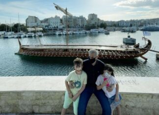 Ο Δήμαρχος Πειραιά Γιάννης Μώραλης επισκέφθηκε την ιστορική τριήρη «Ολυμπιάς» του Πολεμικού Ναυτικού