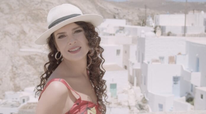 Η Κλεονίκη Δεμίρη τραγουδάει “Για Πάντα Καλοκαίρι” από την πανέμορφη Σέριφο