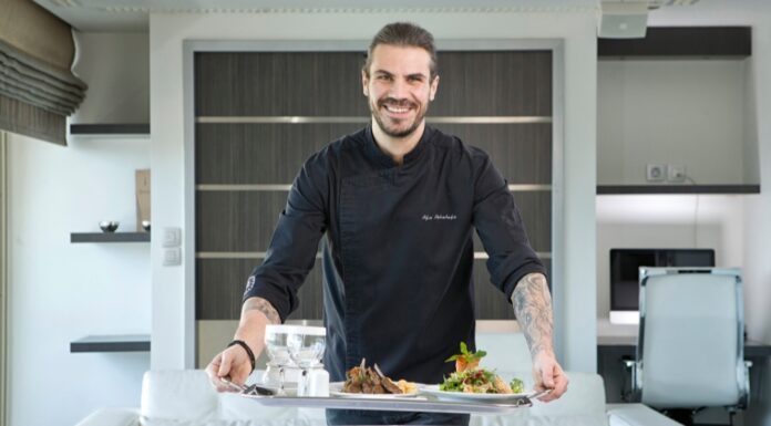 Τις πιο ευτυχισμένες στιγμές της ζωής του ζει ο Άκης Πετρετζίκης αφού έγινε μπαμπάς για πρώτη φορά!