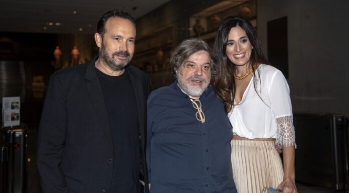 Ο Κώστας Μακεδόνας στην προβολή της κινηματογραφημένης συναυλίας «Παραλλαγές πάνω σε μιαν αχτίδα»