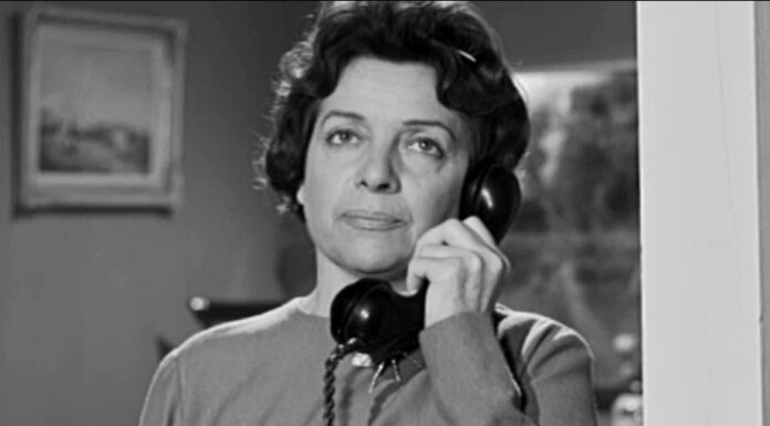 Μαρίκα Νέζερ: 14 ετών έπαιξε τη γριά!