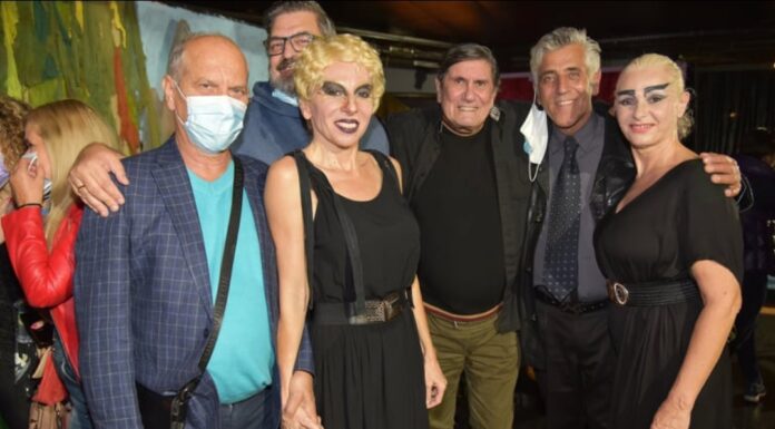 Επίσημη πρεμιέρα με εκλεκτούς καλεσμένους για την παράσταση “Όταν η Φόνισσα συνάντησε τη Μήδεια” στο μικρό Broadway