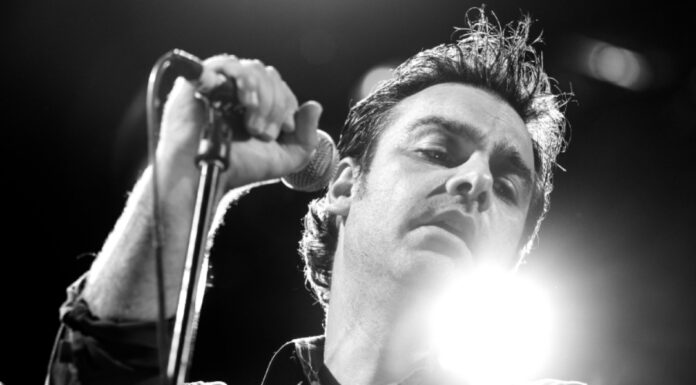 Ο IANOS και ο Δώρος Δημοσθένους παρουσιάζουν την μουσική παράσταση «Τα δίδυμα στον αστερισμό τους», η οποία είναι αφιερωμένη στο δίδυμο Απόστολος Καλδάρας – Μάνος Λοΐζος