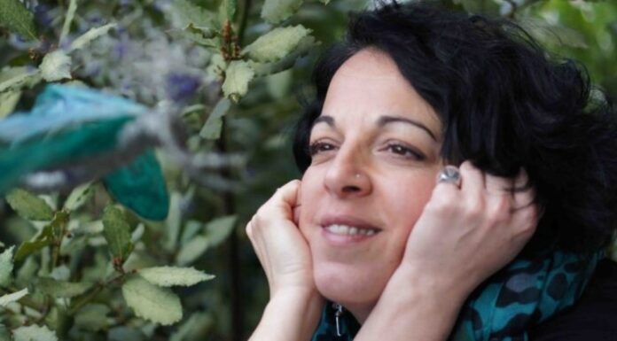 Χριστίνα Μανιά: “Η ζωή μου όλη περιφερόταν γύρω από τα βιβλία. Μεγάλωσα σ’ ένα σπίτι γεμάτο βιβλία και δίσκους”