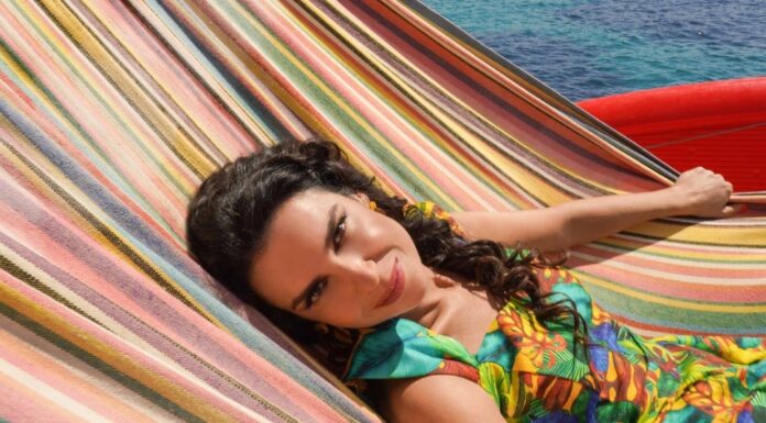 Το τραγούδι που εγκαινιάζει το καλοκαίρι “Ελα να φύγουμε γι’ αλλού” με την Κλεονίκη Δεμίρη