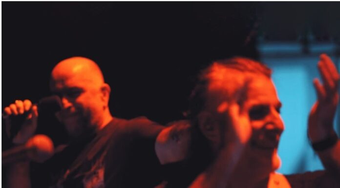 Οι Πυξ Λαξ παρουσιάζουν το music video του τραγουδιού τους «Άνθρωπος στη θάλασσα»