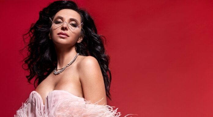 Εvgenia: Το νέο της τραγούδι «Φεγγάρι μου» μόλις κυκλοφόρησε και κάνει την έκπληξη