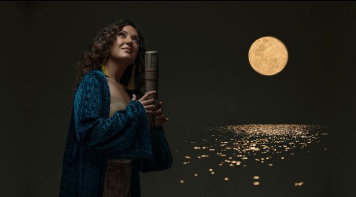 Η Λευκαδίτισσα Πάττυ Καλού, μας ταξιδεύει «Στου φεγγαριού τη χάση»