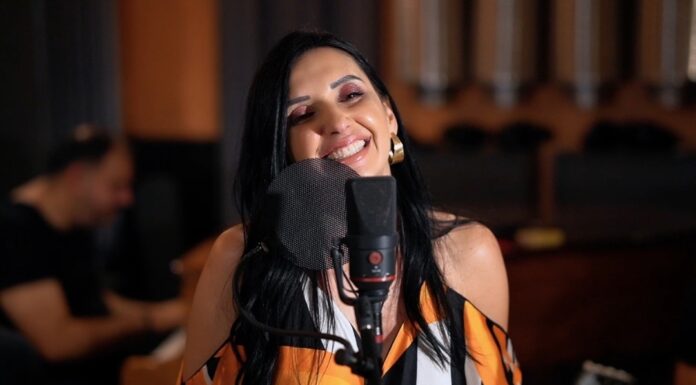 Εvgenia: Εντυπωσιάζει με το νέο medley-live in studio, που περιλαμβάνει «Τα αγαπημένα» της video