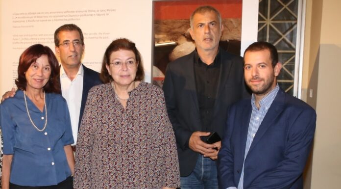 Ο Δήμαρχος Πειραιά Γιάννης Μώραλης στα εγκαίνια της περιοδικής έκθεσης «Φαληρόθεν. Ανάμεσα σε δύο κόσμους» στο Αρχαιολογικό Μουσείο της πόλης
