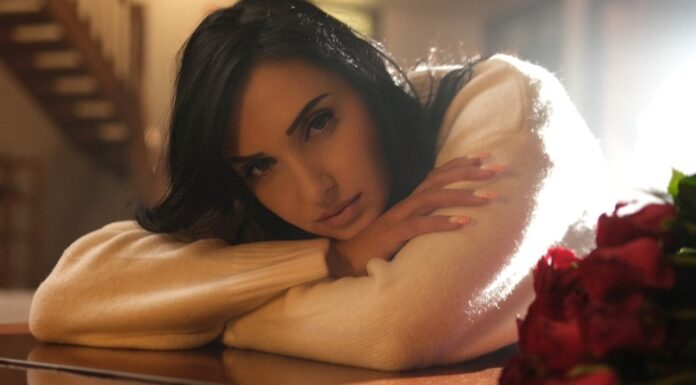 Εvgenia: Συγκινεί η νέα δυναμική της μπαλάντα «Κι Εσύ Δε Γύρισες» με guest star το Γιάννη Σπαλιάρα σε σκηνές-σοκ