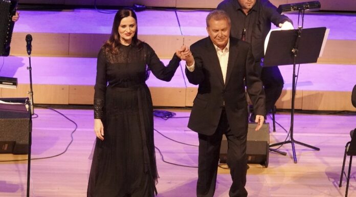 Μανώλης Μητσιάς και Καρυοφυλλιά Καραμπέτη γιόρτασαν σε μια sold out βραδιά στο Μέγαρο την Παγκόσμια Ημέρα Ποίησης