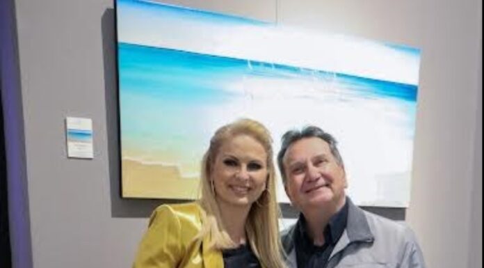 Η νέα έκθεση της Έλενας Χειρδάρη με τίτλο «3000 BC – Blue Chaos» παρουσιάστηκε στην γκαλερί Collect Society στο Κολωνάκι