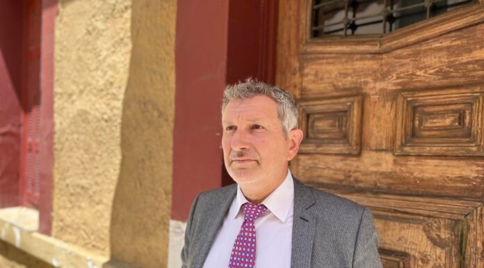 Δημοσθένης Πατρώνας: Η «Αδέσποτη ζωή» καλεί τον αναγνώστη να κοντοσταθεί για λίγο μέσα στον έντονο ρυθμό της καθημερινότητάς του και να αφουγκραστεί την ίδια τη ζωή του