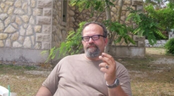 Χρήστος Ντικμπασάνης: “100 ΑΝΑΣΕΣ ΜΑΚΡΙΑ ΑΠΟ ΤΟΝ ΕΦΙΑΛΤΗ”