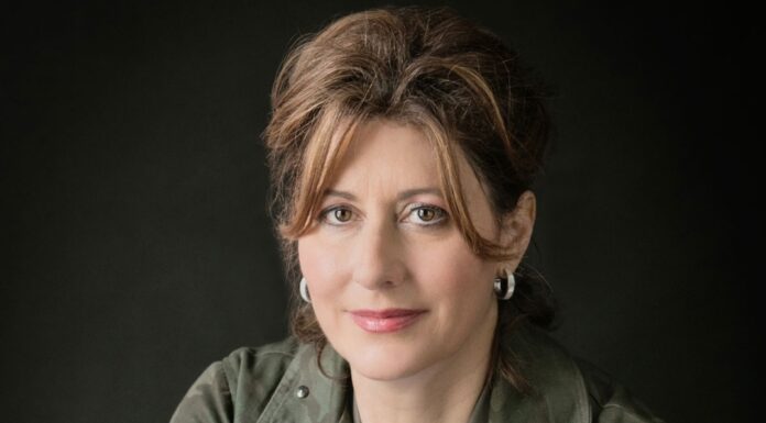 Έλσα Κορνέτη: “Οι τίτλοι όλων των βιβλίων μου είναι οι αόρατες κλωστές που συνδέουν και ράβουν σφιχτά την αλληλουχία των ιστοριών ή των ποιημάτων μου”