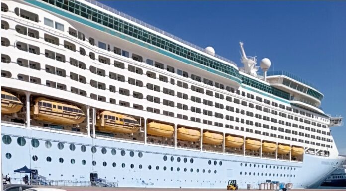 Επίσκεψη στο κρουαζιερόπλοιο Voyager of the Seas της Royal Caribbean International στον Πειραιά