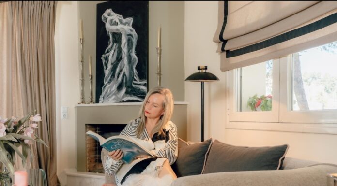 Σταυρούλα Πουλάκη: «Ο διάλογος με το κοινό είναι για εμένα η πιο τρυφερή και ουσιαστική στιγμή της δημιουργίας»