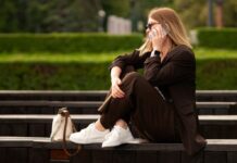 Κομψότητα χωρίς τακούνι; Κι όμως, με τα γυναικεία sneakers γίνεται