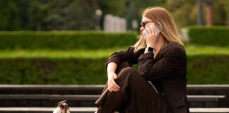 Κομψότητα χωρίς τακούνι; Κι όμως, με τα γυναικεία sneakers γίνεται