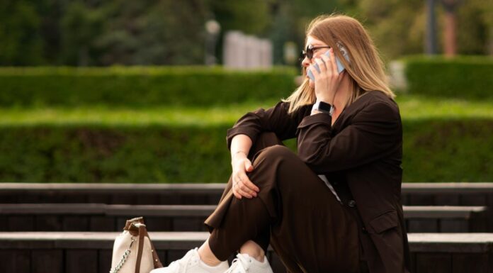 Κομψότητα χωρίς τακούνι; Κι όμως, με τα γυναικεία sneakers γίνεται