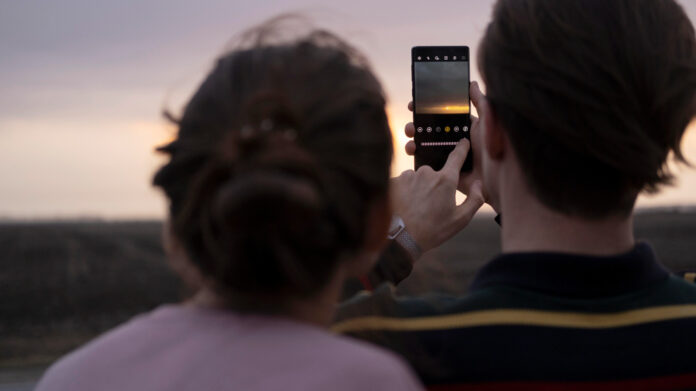 smartphone-vs-camera-iparxei-nikitis-telika