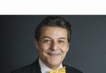 Μπάμπης Χατζηδάκης: «Το ταξίδι που κάνει ένας ηθοποιός κάθε φορά που καταπιάνεται με ένα ρόλο είναι μαγευτικό…»