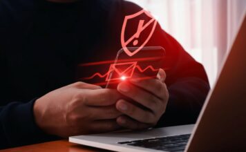 Ρεαλιστική απεικόνιση smartphone με ύποπτο μήνυμα SMS που σχετίζεται με το Fuel Pass και υποδηλώνει προσπάθεια ηλεκτρονικής απάτης,