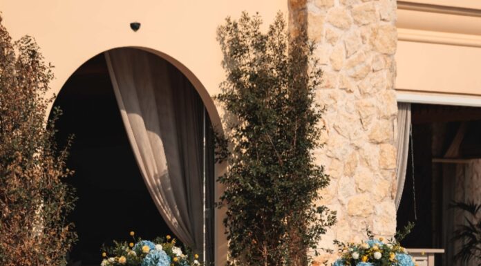 Δειπνοσοφιστήριον: «Ιστορίες ζωής που αξίζουν το πιο όμορφο σκηνικό»
