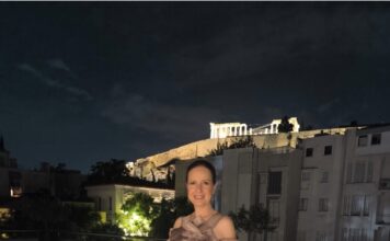 Denise Eleftheriou: Οι εντυπωσιακές δημιουργίες που ξεχώρισαν στην avant-première του ντοκιμαντέρ «Η Γυναίκα Πίσω από τον Έλγιν» στο Μουσείο της Ακρόπολης